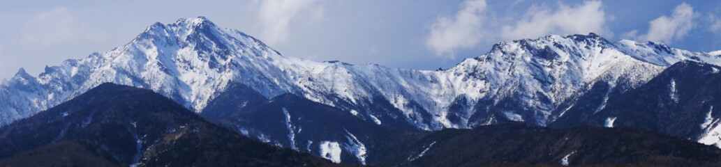 早春の山梨県北杜市　八ヶ岳牧場からの残雪の八ヶ岳