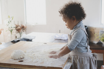 クッキーを作る女の子