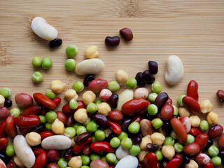 다양한 색상의 신선한 유기농 콩  
