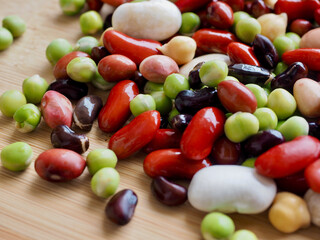 다양한 색상의 신선한 유기농 콩  
