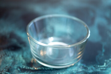 青いテーブルに置かれた透明な器