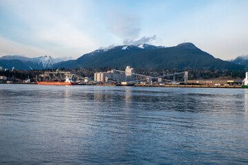 公園から見るバンクーバーの海岸と対岸