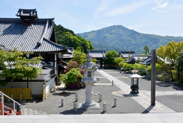 妙満寺　本堂から境内と比叡山を望む　京都市