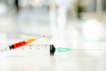 Naklejka premium Medical syringes. Selective focus Medical syringes placed on the table are medical devices, doctors, health, treatment. with copy space.