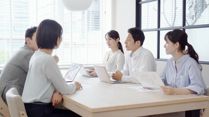 会議・ミーティングをするビジネスマン