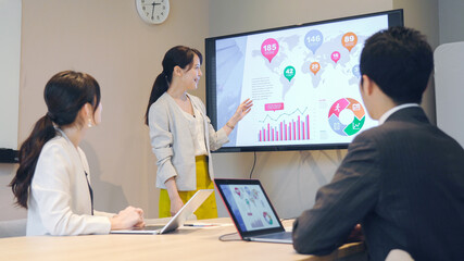 会議・ミーティングをするビジネスマン