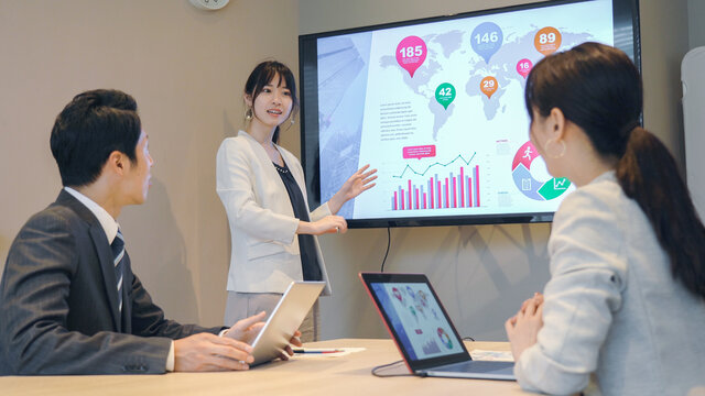 会議・ミーティングをするビジネスマン