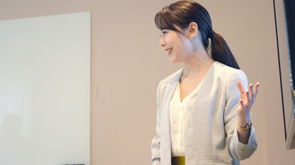 会議・ミーティングをするビジネスマン