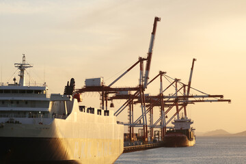 福岡市にあるアイランドシティーのコンテナターミナルの夕景