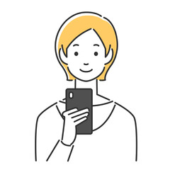 笑顔でスマホを見る若い女性