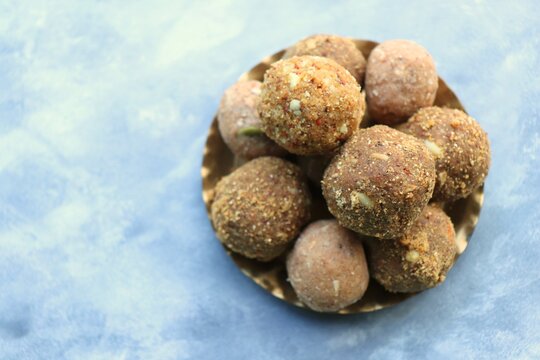 Gond and methi ke laddoo. Sweet Dink laddu is also known as Dinkache ladu in Marathi. Recipe ingredients such as fry fruits, Fenugreek seeds, Khaskhas, Edible gum, Garden Cress Seeds, sugar. 