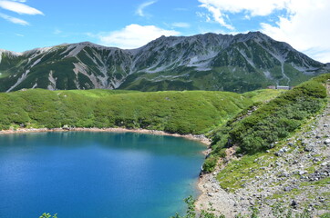 Fototapeta na wymiar 立山連峰とミクリガ池