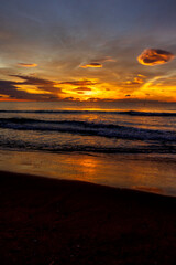Obraz premium A beautiful sunrise from the shore of the beach