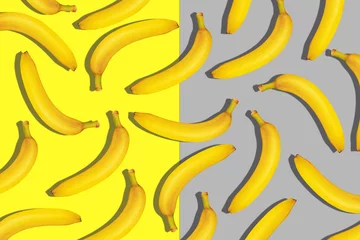 Ein Muster aus vielen kleinen reifen gelben Bananen auf einem leuchtend gelben und ultimativen grauen Hintergrund © Hanna Haradzetska