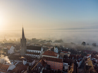 Obraz premium Die Stadt Radolfzell am Bodensee bei Sonnenaufgang
