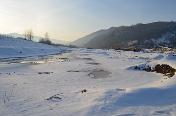 Fototapeta na wymiar Winter landscape with the river in frosty day