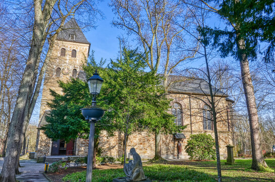 Historisches Kirchengeb&auml;ude in Essen Rellinghausen