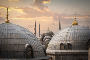 Obraz premium View of Sultanahmet Imperial Mosque (Sultan Ahmet Cami), also known as the Blue Mosque domes and minarets in Istanbul, Turkey at sunset. Built in the 17th century by the architect Mehmet