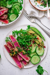 Tuna with chimmichurri sauce, arugula and avocado .style hugge