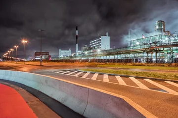 Keuken spatwand met foto Night scene with road and petrochemical industry on the background at night. Port of Antwerp, Belgium. © tonyv3112