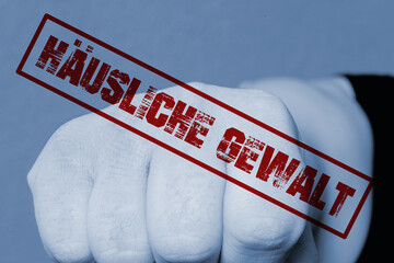 Eine Faust und Stempel Häusliche Gewalt