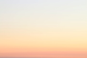 Cielo de colores anaranjado al atardecer. Luz del sol en el crepúsculo.