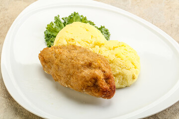 Crispy chicken cutlet with mashed potato