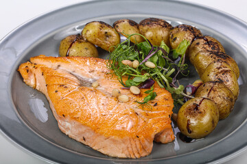 Roasted salmon fillet with vegetables