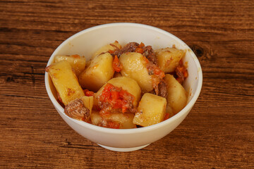 Roasted potato and beef with sauce