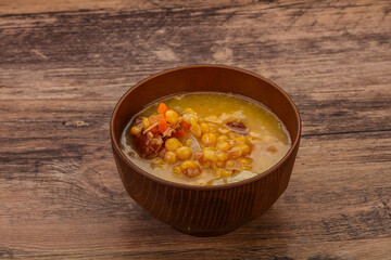 Pea soup with smoked ribs