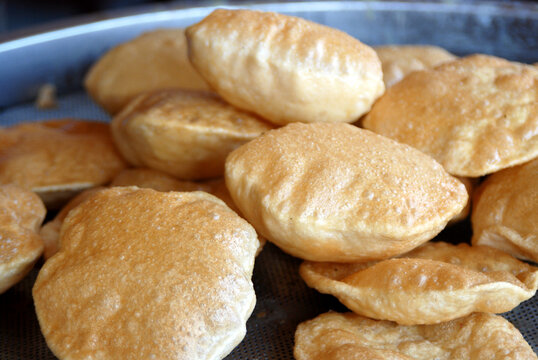 food gulab jamun puri matthi