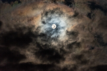 Fototapeta na wymiar Lune & nuages