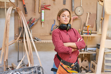 Woman makes craftsman apprenticeship as a carpenter
