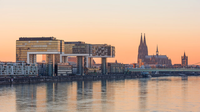 K&ouml;ln &ndash; Kranh&auml;user und Dom bei Sonnenuntergang; Deutschland