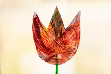 Malowany tulipan farbami plakatowymi.