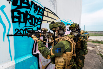 Pareja militar noruega en lugar abandonado