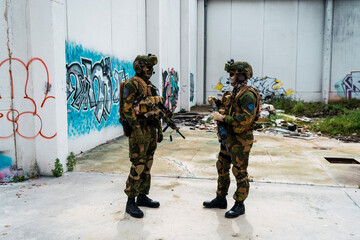 Fototapeta premium Pareja militar noruega en lugar abandonado