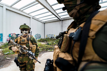 Pareja militar noruega en lugar abandonado