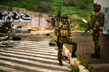 Pareja militar noruega en lugar abandonado
