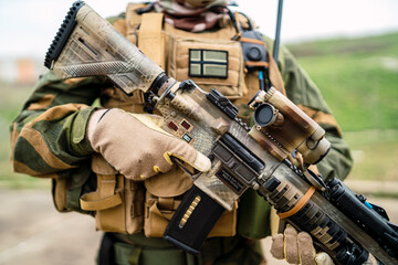 Pareja militar noruega en lugar abandonado