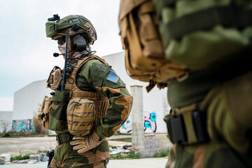 Pareja militar noruega en lugar abandonado