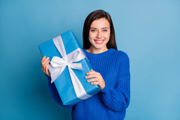 Photo of young attractive lovely happy positive girl smiling hold new year present isolated on blue color background