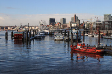 Fototapeta na wymiar Hamburger Elbpanorama; Niederhafen, Überseebrücke und Uferfront von der HafenCity aus gesehen