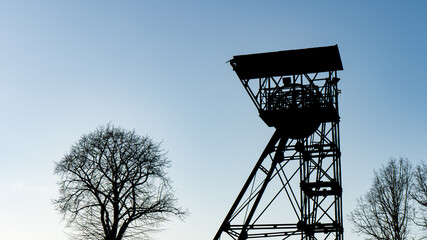 stara nieczynna wieża szybowa kopalni węgla kamiennego na Śląsku w Polsce - obrazy, fototapety, plakaty