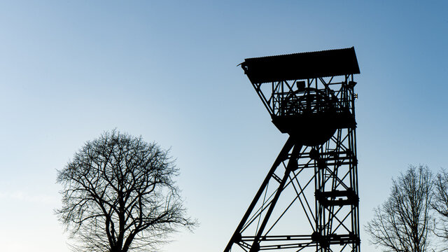 stara nieczynna wieża szybowa kopalni węgla kamiennego na Śląsku w Polsce