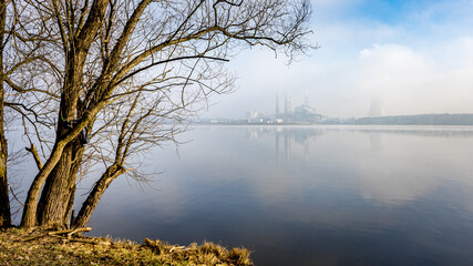zalew Rybnicki zimą na Śląsku w Polsce w mglisty poranek z elektrownią Rybnik w tle