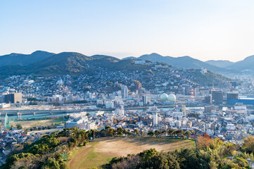 Obraz premium 長崎県の稲佐山から見た長崎市の風景。明るい時間に撮影。