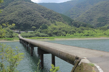 高知県四万十市に架かる高瀬沈下橋
