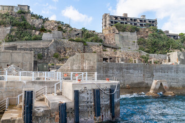 長崎県にある人気の観光スポット「軍艦島（端島）」の写真。