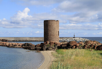 antica torre di avvistamento in un piccolo porto